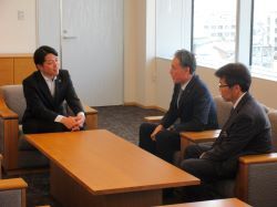 株式会社近鉄・都ホテルズ 都ホテル 岐阜長良川執行役員総支配人 釜谷祥成氏が退任の挨拶の様子
