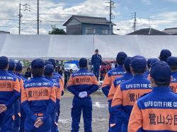 岐阜市北消防団特別点検に出席し、あいさつ（鏡島大橋北駐車場）の様子