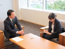 岐阜新聞社による「42市町村まるかじり」の取材の様子