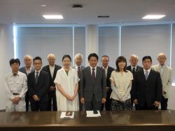 芥見東・南地区大洞十三人衆から“大洞の将来を考える”要望書を受領の様子