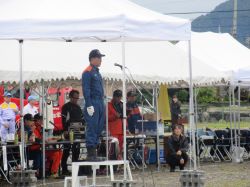 岐阜市中消防団特別点検に出席し、あいさつ（鏡島大橋北駐車場）の様子