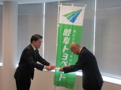 岐阜トヨペット株式会社ふれあいグリーンキャンペーンセレモニーに参加し、あいさつ及びお礼状贈呈の様子