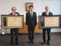 元岐阜市中消防団副団長 近藤繁夫氏及び元岐阜市南消防団副団長 河口安男氏が瑞宝単光章受章を報告の様子