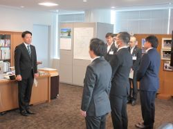 能登半島地震に伴う職員派遣出発式にてあいさつの様子