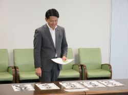 第74回社会を明るくする運動書写展の市長賞を審査の様子