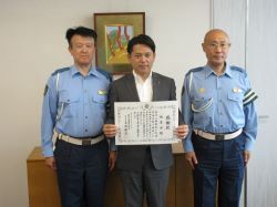 岐阜県警察本部交通部長 桂川勝広氏より交通死亡事故抑止功労に対する感謝状を受領の様子
