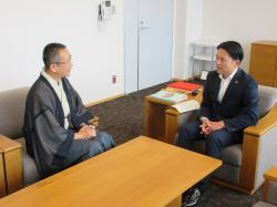 岐阜市出身の観世流シテ方能楽師 梅田嘉宏氏が重要無形文化財保持者の認定を報告の様子