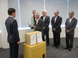 黒野、西郷、方県、常磐自治会連合会会長から（仮称）岐阜インターチェンジ周辺の整備促進に関する要望書を受領の様子