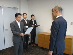 谷山拓也副市長へ退任辞令を交付の様子