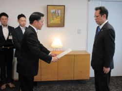 阿部一臣副市長へ就任辞令を交付の様子