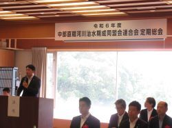 中部直轄河川治水期成同盟会連合会定期総会に出席し、あいさつ及び議事進行（静岡県伊豆市）の様子