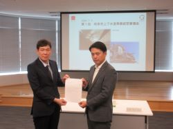 令和6年度第1回岐阜市上下水道事業経営審議会に出席し、あいさつ及び諮問の様子