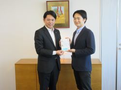 国立研究開発法人 国立精神・神経医療研究センター 精神保健研究所 常勤研究員 小塩靖崇氏と面談の様子