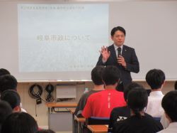 岐阜県立岐阜北高等学校1年生の「総合的な探求の時間」にて講話（岐阜県立岐阜北高等学校）の様子