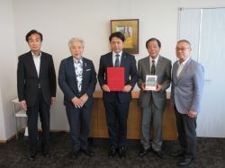 高島屋南市街地再開発組合元理事長 田宮雅雄氏ほかと面談の様子