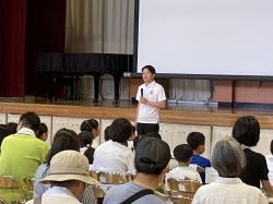 令和6年度早田地区自主防災訓練に出席し、あいさつ（早田小学校）の様子