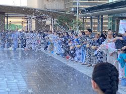 全国和装学院連絡会「納涼打ち水大作戦」に出席し、あいさつ（スクエア43（駅西広場デッキ））の様子