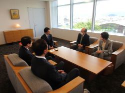一般社団法人岐阜市医師会会長 高井國之氏ほかが就任のあいさつの様子
