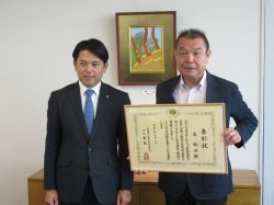 鳳建設株式会社取締役会長 森幹治氏が一般社団法人日本住宅協会住宅関係功労者表彰受賞を報告の様子