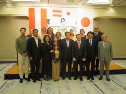 岐阜日墺協会 岐阜市オーストリアウィーン市マイドリング区友好姉妹都市提携30周年祝賀パーティーに出席し、あいさつ（グランヴェール岐山）の様子