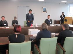 姉妹都市ウィーン市マイドリング区代表訪問団と面談の様子