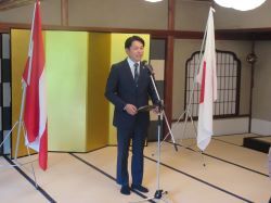 ウィーン市マイドリング区代表訪問団歓迎昼食会に出席し、あいさつ及び記念品贈呈（ぎふ水琴亭）の様子
