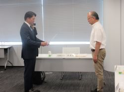 第1回岐阜市営墓地の在り方検討委員会に出席し、あいさつ及び諮問の様子