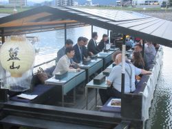 岐阜市・ウィーン市マイドリング区姉妹都市提携30周年記念の歓迎鵜飼に出席し、あいさつ（鵜飼観覧船乗場）の様子