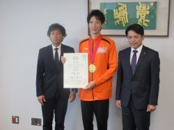 岐阜市出身の陸上競技走高跳選手 赤松諒一氏が第108回日本陸上競技選手権大会優勝、及びパリ2024オリンピック競技大会 陸上競技男子走高跳 出場内定を報告の様子