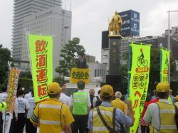 夏の交通安全県民運動出発式に出席し、あいさつ（信長ゆめ広場）の様子