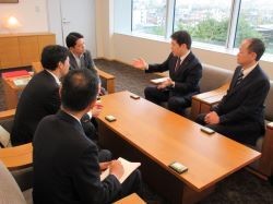 株式会社ドコモCS東海岐阜支店長 万代浩明氏ほかが着任のあいさつの様子