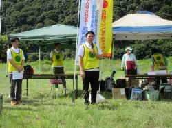 24時間テレビ47長良川清掃プロジェクトに出席し、あいさつ（長良川上流右岸河原）の様子
