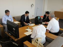 一般財団法人医療経済研究・社会保険福祉協会 医療経済研究機構 研究副部長（特別主席研究員） 満武巨裕氏及び東京大学生産技術研究所教授 合田和生氏ほかと面談の様子