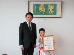 徹明さくら小学校3年生 壺阪宥羽さんが令和5年度スポーツ庁長官賞争奪 日本生命杯 第3回全日本少年少女空手道選抜大会 小学2年生男子個人組手の部第3位入賞を報告の様子