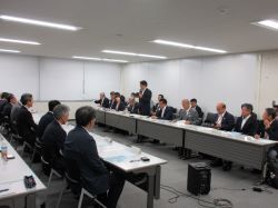 同会長として、国土交通省水管理・国土保全局との意見交換会に出席し、あいさつ（東京）の様子