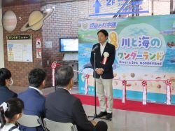 岐阜市科学館特別展「わくわく川と海のワンダーランド」開場式に出席し、あいさつ（同所）の様子
