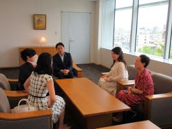 SEOレオクラブ会長 林鈴氏ほかと面談の様子