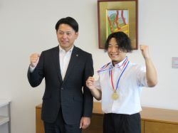 岐阜市出身の岐阜県立岐阜本巣特別支援学校教諭 濱口柊氏が世界クラシック・エクイップベンチプレス選手権大会 クラシック部門 男子一般59kg級準優勝を報告の様子