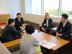 明治安田生命保険相互会社執行役員 地域リレーション推進部長 金澤善明氏ほかと面談の様子