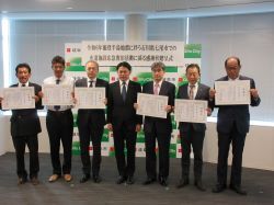 令和6年能登半島地震に伴う石川県七尾市での水道施設応急復旧活動に係る感謝状贈呈式にてあいさつ及び感謝状を贈呈の様子