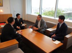 一般社団法人ジャパン・バスケットボールリーグ理事長 堀井幹也氏ほかと面談の様子