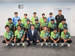 FC岐阜U-15がパロマカップ第39回日本クラブユースサッカー選手権(U-15)大会東海大会にて優勝及び全国大会出場を報告の様子