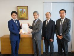 一般社団法人岐阜市医師会、一般社団法人岐阜市歯科医師会及び一般社団法人岐阜市薬剤師会から高等学校卒業前までの子ども医療費窓口負担の無償化を求める要望書を受領の様子