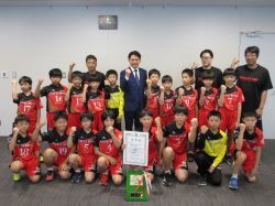 ハンドボールクラブチーム岐阜MHCレッドチル男子が第18回全国小学生ハンドボール大会岐阜県予選大会の優勝、及び第37回全国小学生ハンドボール大会出場を報告の様子