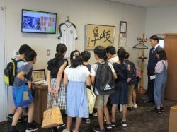 令和6年度岐阜市子ども議会参加の市内小学校5.6年生に対し市長職務を説明の様子