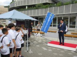 岐阜市サッカー協会・岐阜地区サッカー協会4種委員会主催の2024ぎふスマイルフィエスタカップ閉会式に出席し、あいさつ（みんなの広場 カオカオ）の様子