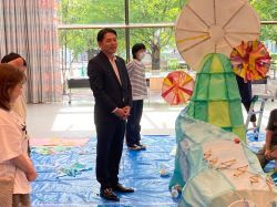 今年秋に開催される「清流の国ぎふ」文化祭2024の開会式を飾る行灯型のオブジェ（ちーオシスタチュー）制作ワークショップを視察（みんなの森 ぎふメディアコスモス）の様子