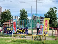 木之本夏まつりに出席し、あいさつ（徹明さくら小学校）の様子