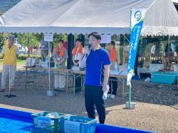 世界農業遺産GIAHS鮎の日記念 鮎のつかみどりと放流体験に出席し、あいさつ（長良川うかいミュージアム）の様子