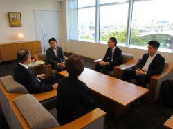 株式会社髙島屋代表取締役社長 村田善郎氏及び株式会社岐阜髙島屋代表取締役社長 橋本逸郎氏と面談の様子